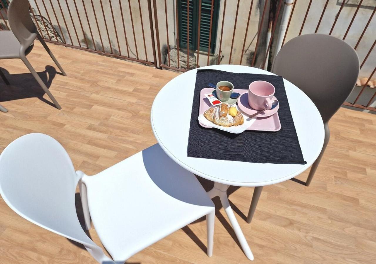 B&B Tra Le Vie Del Borgo Vieste Luaran gambar